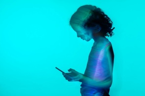 Παιδί με κινητό στο χέρι