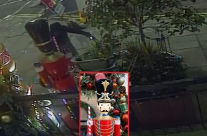 Άνδρας σε ηλεκτρικό ποδήλατο έκλεψε άγαλμα Χριστουγεννιάτικου καρυοθραύστη ύψους 2,4 μ. από μπαρ στο Εδιμβούργο - Δείτε βίντεο