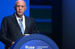 Σπύρος Θεοδωρόπουλος: Ο πρόεδρος του ΣΕΒ τονίζει ότι το νέο πλαίσιο διευκολύνει την υπογραφή κλαδικών συμβάσεων και καλύπτει όλους τους εργαζόμενους.