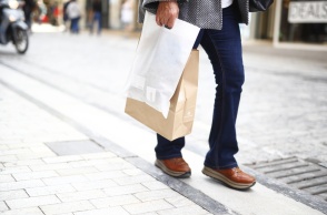 Άτομο με τσάντες αγορών στο χέρι του