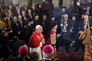 Ο Οικουμενικός Πατριάρχης υποδέχεται στο Φανάρι τον Πάπα Λέοντα ΙΔ’ - Σε εξέλιξη η ιστορική συνάντηση