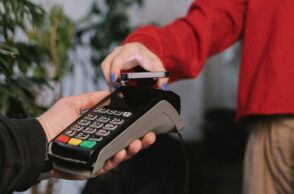 Από 1η Δεκεμβρίου IRIS παντού: Τι αλλάζει σε καταστήματα και e‑shops 