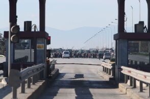Οι αγρότες στα διόδια των Μαλγάρων άνοιξαν το ρεύμα προς Θεσσαλονίκη, ενώ το ρεύμα προς Αθήνα παραμένει κλειστό - Ο αποκλεισμός ξεκίνησε αιφνιδιαστικά.