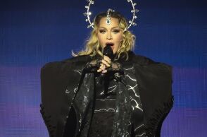 Η Μαντόνα καταγγέλλει την κυβέρνηση Τραμπ για την «αδιανόητη» απόφαση να ακυρώσει τον επίσημο εορτασμό της Παγκόσμιας Ημέρας κατά του AIDS.