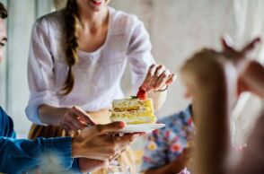 Ποιοι γιορτάζουν σήμερα 7 Δεκεμβρίου 2025; Το εορτολόγιο της Athens Voice σου τους θυμίζει. Μην ξεχάσεις να τους δώσεις τις καλύτερες ευχές σου!