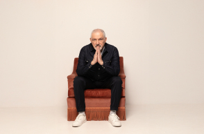 Νίκος Πορτοκάλογλου: Συνέντευξη για το νέο του άλμπουμ «Ανάμεσα», τις συνεργασίες, το ελληνικό τραγούδι και τη ζωή του.