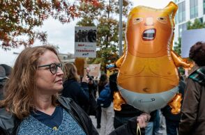 Διαδηλωτές κρατούν μπαλόνι Τράμπ έξω από την Αμερικανική πρεσβεία στο Λονδίνο