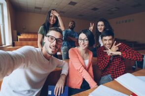 ΗΠΑ: Πώς το μορφωτικό επίπεδο επηρεάζει τη φιλία μεταξύ των ανθρώπων