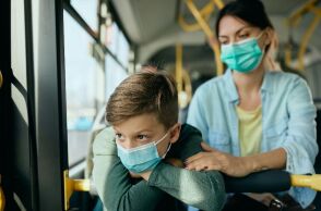 Εκρηκτική αύξηση κρουσμάτων γρίπης στη Βρετανία - Ξαναφορέστε μάσκες, λένε ειδικοί