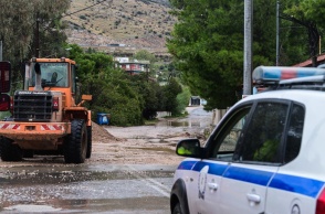 Μπουλντόζα και περιπολικό στη Νέα Πέραμο