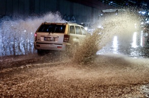 Αυτοκίνητο σε πλημμυρισμένο δρόμο