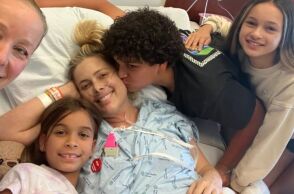 Η Κρισίλα Άντερσον, σταρ του Netflix και μητέρα τριών παιδιών, έφυγε στα 45 έπειτα από μάχη με καρκίνο παχέος εντέρου, αφήνοντας συγκλονιστικό μήνυμα