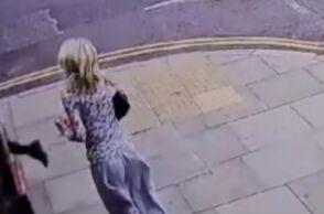 H Έμμα του τρέχει κυνηγώντας τον κλέφτη του κινητού της