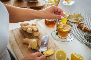 Το τζίντζερ μειώνει ναυτία, φλεγμονές και πόνο, ενώ ενισχύει καρδιά, διαβήτη και εγκέφαλο - Η επιστήμη επιβεβαιώνει τη θεραπευτική του δύναμη.