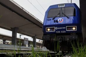 Η Hellenic Train διέκοψε τα δρομολόγια Λάρισα-Λειανοκλάδι λόγω υπερχείλισης Ενιπέα - Επιβάτες μεταφέρθηκαν με λεωφορεία για να συνεχίσουν το ταξίδι τους.