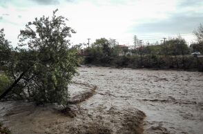 Κακοκαιρία Byron: Η Πολιτική Προστασία έστειλε μήνυμα στους κατοίκους του οικισμού Υπέρεια να απομακρυνθούν προς τα Φάρσαλα, καθώς ο ποταμός Ενιπέας υπερχείλισε