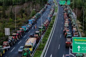 Αγρότες: Κλιμάκωση κινητοποιήσεων με μπλόκα σε εθνικές οδούς και αποκλεισμό Προμαχώνα - Ετοιμάζουν αποκλεισμό αεροδρομίου Ιωαννίνων και λιμανιού Βόλου.