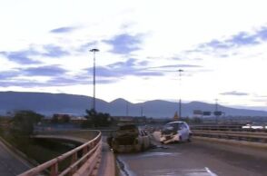 Τροχαίο στο Παλαιό Φάληρο: Αυτοκίνητο κάηκε μετά από σύγκρουση - Οδηγός στο νοσοκομείο, οι επιβάτιδες του άλλου οχήματος είναι καλά.