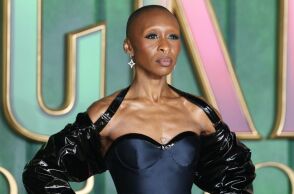 Η Σίνθια Ερίβο γράφει ιστορία στις Χρυσές Σφαίρες με το «Wicked» - Γίνεται η πρώτη μαύρη ηθοποιός με διαδοχική υποψηφιότητα στην κατηγορία μιούζικαλ/κωμωδίας.