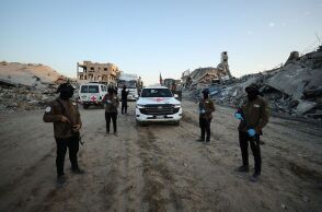 Οπλισμένοι άνδρες της Χαμάς συνοδεύουν νοσοκομειακό του Ερυθρού Σταυρού στη Γάζα