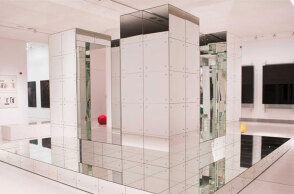 Λουκάς Σαμαράς, «Mirrored (Hebraic) Embrace», 1991-2005. Ξύλο, καθρέφτης, σίδερο. © ΕΜΣΤ | Δωρεά του καλλιτέχνη με χρηματοδότηση της παραγωγής του υλικού φορέα από το Ίδρυμα Ιωάννου Φ. Κωστοπούλου