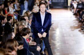 Ο Πολ ΜακΚάρτνεϊ και Βρετανοί βουλευτές καλούν την ΕΕ να μην απαγορεύσει όρους «μπέργκερ» και «λουκάνικο» για φυτικά προϊόντα, τονίζοντας το κλιματικό όφελος.