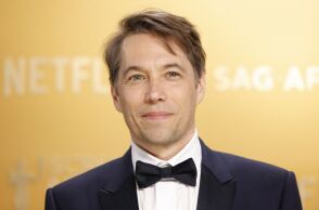 Ο σκηνοθέτης Σον Μπέικερ τονίζει ότι οι δημιουργοί πρέπει να υπερασπιστούν τις κινηματογραφικές αίθουσες μετά τη συμφωνία Netflix-Warner 