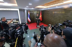 Αξιωματούχος της πολεμικής αεροπορίας της Ταϊλάνδης δίνει συνέντευξη Τύπου