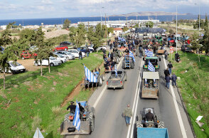 Αγρότες εναντίον κυβέρνησης. Καυγάς συνενόχων.