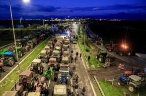 Τρακτέρ παραταγμένα στο μπλόκο της Νίκαιας στη Λάρισα