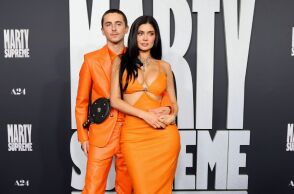 Η Κάιλι Τζένερ και ο Τιμοτέ Σαλαμέ εμφανίστηκαν στην πρεμιέρα του Marty Supreme με πορτοκαλί δερμάτινα σύνολα - Πώς συνδέεται το look με την ταινία.