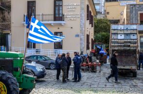 Αγρότες έξω από το κτίριο της Αποκεντρωμένης Διοίκησης Κρήτης στο Ηράκλειο