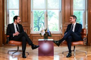 O Κυριάκος Μητσοτάκης και ο Νίκος Χριστοδουλίδης συζητούν στο Μέγαρο Μαξίμου