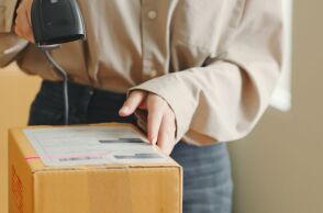 Η ΕΕ θεσπίζει δασμό 3€ σε μικρά δέματα κάτω των 150€ από το 2026, για να περιορίσει αθέμιτο ανταγωνισμό, απάτη και κινδύνους για τους καταναλωτές.