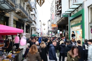 Πολίτες στην Ερμού ημέρα που τα καταστήματα είναι ανοιχτά 