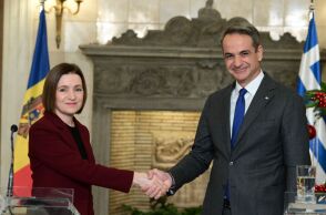 Κυριάκος Μητσοτάκης και Μάια Σαντού κάνουν χειραψία στο Μέγαρο Μαξίμου