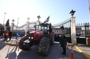 Τρακτέρ αποκλείει την είσοδο του Λιμανιού Θεσσαλονίκης