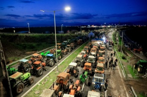  Αγρότες με τρακτέρ τους στη Νίκαια της Λάρισας