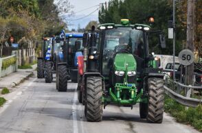 Παραμένουν στους δρόμους οι αγρότες: Πού υπάρχουν μπλόκα σήμερα - Δείτε live χάρτη