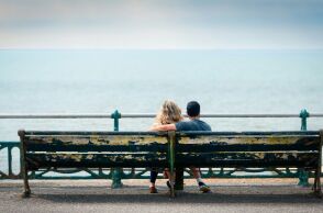 Συντάξεις, επιδόματα και δώρα πριν από τα Χριστούγεννα: Πότε μπαίνουν τα χρήματα