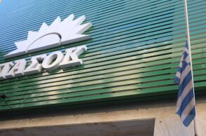 ΠΑΣΟΚ για δάνεια σε ελβετικό φράγκο: Η τροπολογία απαλλάσσει τις τράπεζες από τις ευθύνες