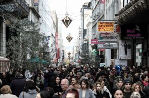 Πλήθος στη γιορτινή οδό Ερμού