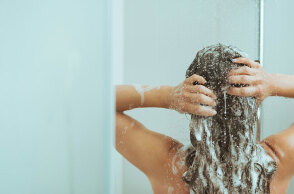 Ζεστό μπάνιο: Τι προκαλεί στο δέρμα;