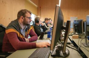 Από τα memes στην πολιτική πράξη: Ψηφιακή απήχηση, δημοσκοπική νομιμοποίηση και τα όρια της ευρωπαϊκής ενοποίησης