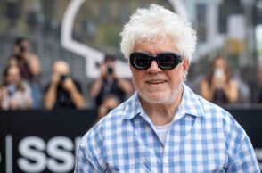 Το πρώτο teaser της ταινίας Bitter Christmas παρουσιάζει την επιστροφή του Πέδρο Αλμοδόβαρ στον ισπανόφωνο κινηματογράφο - Πρεμιέρα στις 20 Μαρτίου.