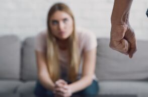 Θεσσαλονίκη: Προφυλακιστέος 44χρονος μετά την καταγγελία ότι προσπάθησε να πνίξει τη σύντροφό του με κορδόνια, μπροστά στον 14χρονο γιο της. 