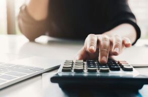 Αυξήσεις σε συντάξεις και μισθούς, μειώσεις φόρων, χαμηλότερος ΕΝΦΙΑ και νέα επιδόματα διαμορφώνουν τον χάρτη ενισχύσεων για το 2026.