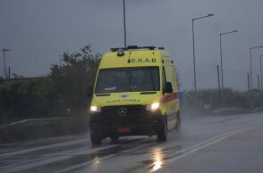 Τροχαίο στα Χανιά: Οδηγός εντοπίστηκε χωρίς τις αισθήσεις του σε στενό πέρασμα στην Αγία Μαρίνα και απεγκλωβίστηκε από την Πυροσβεστική - Έρευνα για τα αίτια.