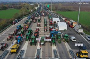 Οι αγρότες επιμένουν στα μπλόκα σε όλη τη χώρα - Ανοίγουν διόδια και λωρίδες για τις γιορτές και προετοιμάζουν νέα βήματα κινητοποιήσεων.