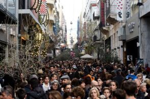 Ανοιχτά καταστήματα και σούπερ μάρκετ σήμερα στο πλαίσιο του εορταστικού ωραρίου - Αναλυτικά οι ώρες λειτουργίας για τις χριστουγεννιάτικες αγορές.